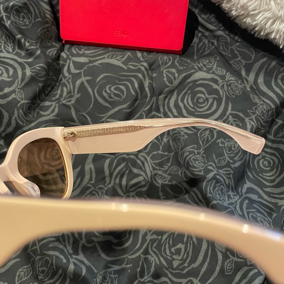 FENDI
OVERSIZED SUNGLASSES main image 4